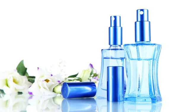 Parfüm in Flaschen und Blumen isoliert auf weiß — Stockfoto