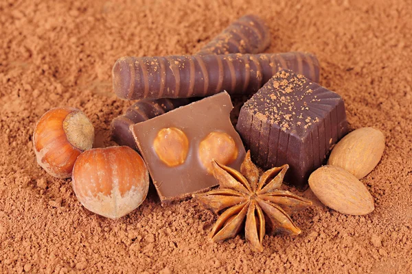 Dolci al cioccolato con cacao, su sfondo marrone — Foto Stock