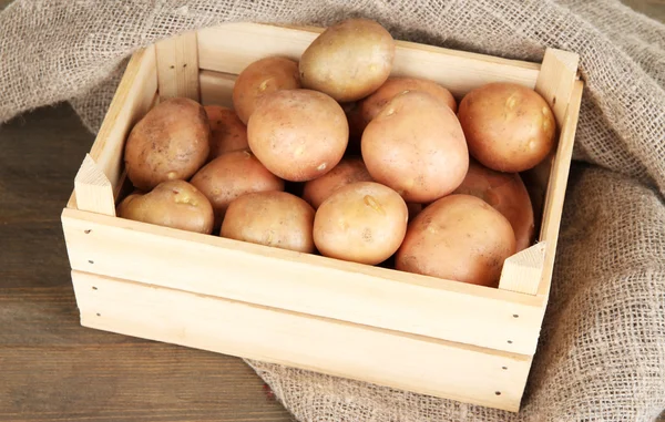 Aardappel op houten tafel — Stockfoto