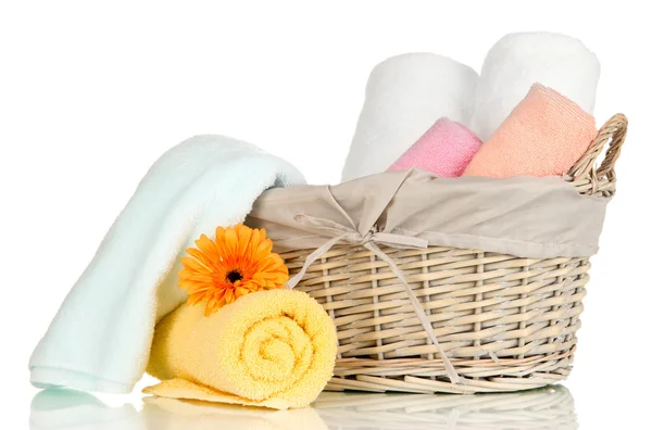Asciugamani da bagno piegati in cesto di vimini isolato su bianco — Foto Stock