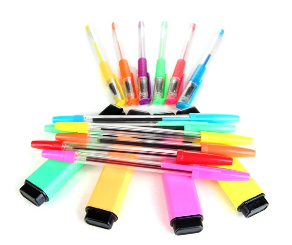 Canetas e marcadores de várias cores isoladas em branco — Fotografia de Stock