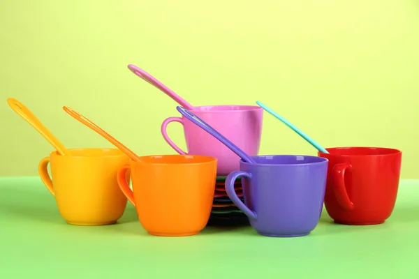 Set de platos infantiles sobre fondo verde claro — Foto de Stock