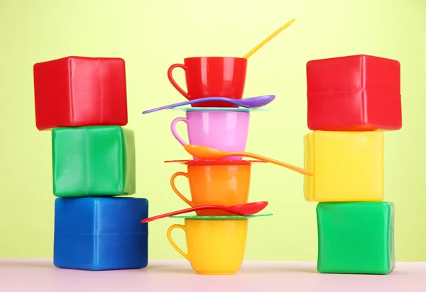 Set de platos y cubos infantiles sobre mesa sobre fondo verde claro — Foto de Stock