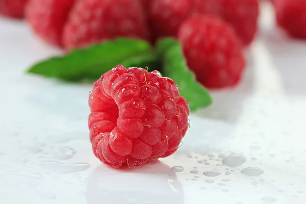 Reife süße Himbeeren isoliert auf weiß — Stockfoto