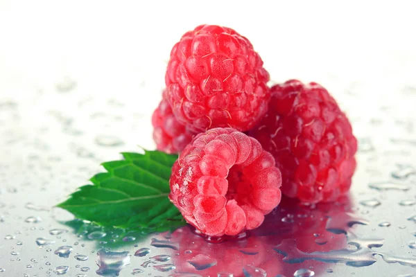 Rijpe zoete frambozen met druppels, close-up — Stockfoto