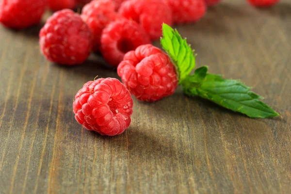 Ripe sweet raspberries on wooden background — Stock Photo, Image