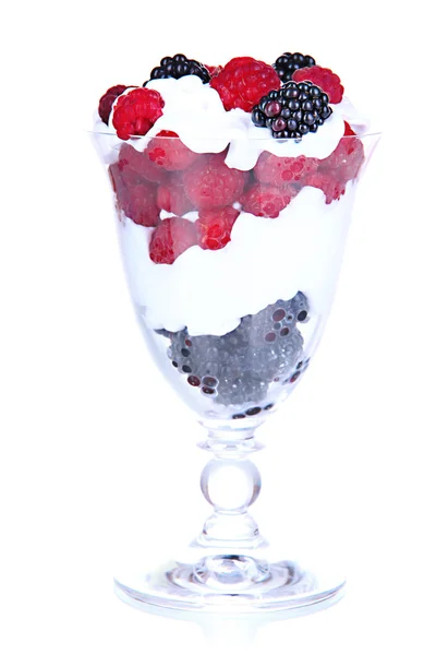 Natural yogurt with fresh berries isolated on white — Stock Photo, Image