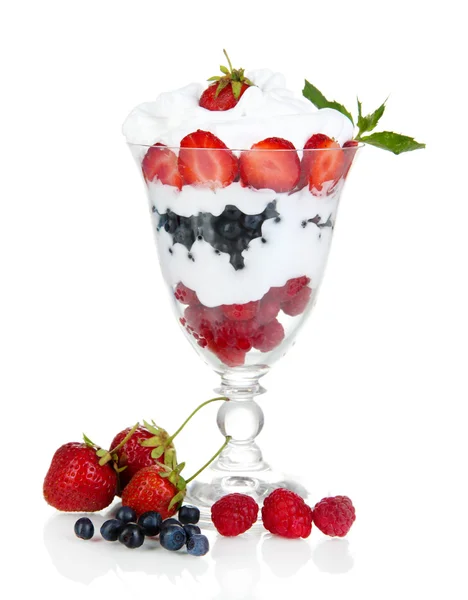 Yogurt naturale con bacche fresche isolate su bianco — Foto Stock