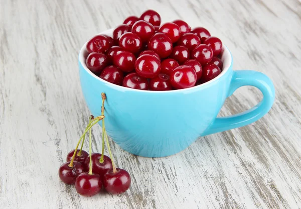 Sweet cherry in cup on table close-up — Stock Photo, Image