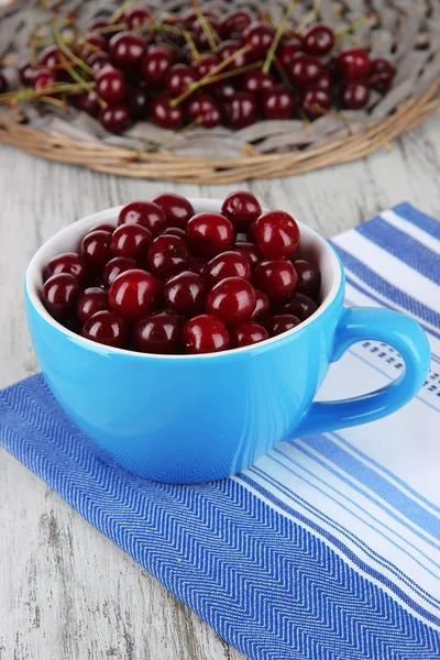 Dolce ciliegia in tazza sul tavolo primo piano — Foto Stock