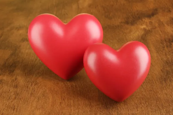 Corazones rojos decorativos sobre fondo de madera de color — Foto de Stock