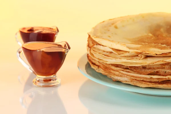 Pancakes on plate on yellow background — Stock Photo, Image