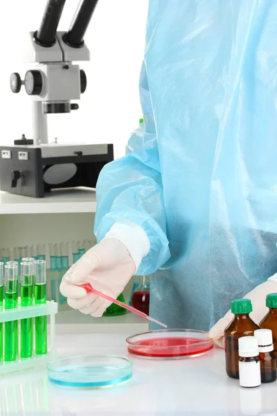 Cientista realizando pesquisa em laboratório de perto — Fotografia de Stock