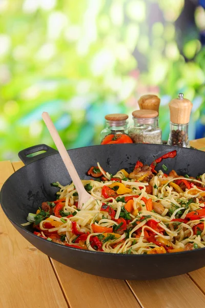 Macarrão com legumes no wok no fundo da natureza — Fotografia de Stock