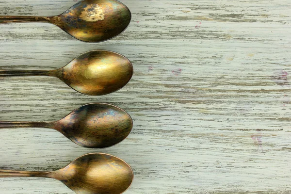 Cuillères en métal vintage sur table en bois close-up — Photo