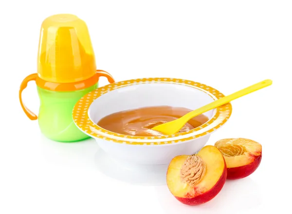 Välsmakande baby fruktpuré och nappflaska isolerad på vit — Stockfoto
