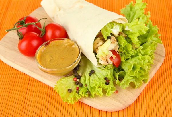 Kebab - grilled meat and vegetables, on wooden board, on bamboo mat background — Stock Photo, Image