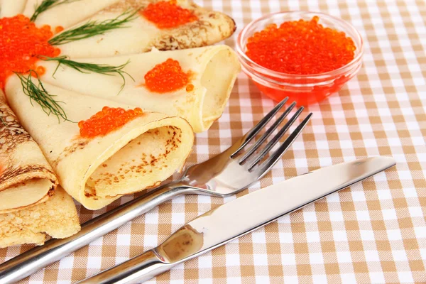 Deliziose frittelle con caviale rosso sul tavolo primo piano — Foto Stock