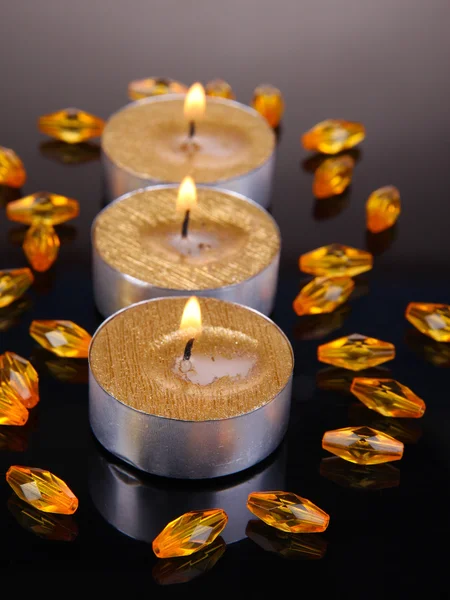 Goldene Kerzen isoliert auf schwarz — Stockfoto