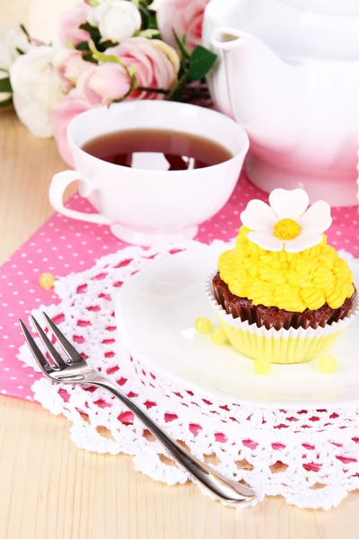 Bonito cupcake e chá com sabor na mesa de jantar close-up — Fotografia de Stock