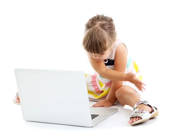 Pequena menina bonito sentado com laptop, isolado no branco — Fotografia de Stock