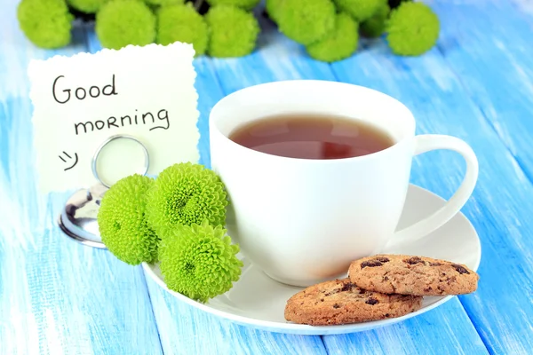 Beautiful green chrysanthemum with cup of tea on table close-up — Stock Photo, Image