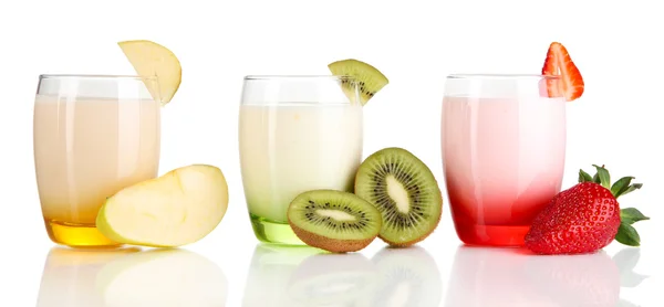 Смачні йогурти з фруктами в окулярах ізольовані на білому — стокове фото