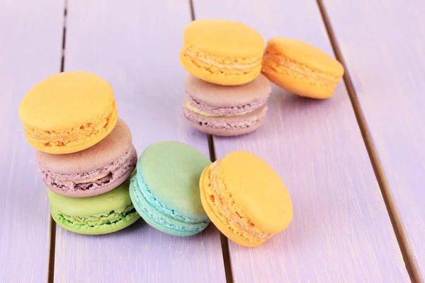 Ahşap masa yakın çekim üzerinde macaroons — Stok fotoğraf