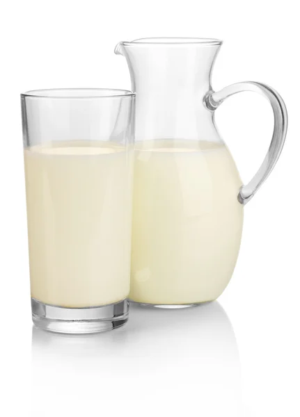 Melk in kruik en glas geïsoleerd op wit — Stockfoto