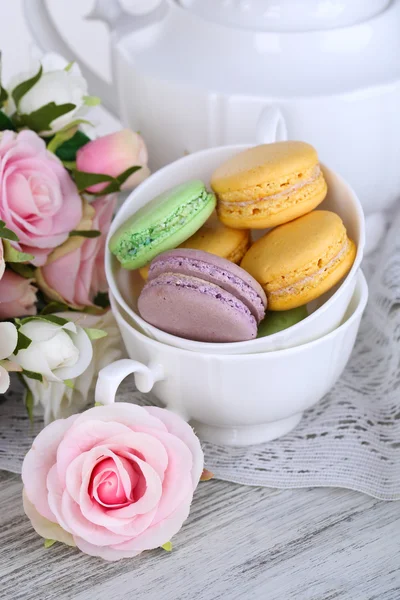 Macaroons in bowl on wooden table close-up — Stock Photo, Image
