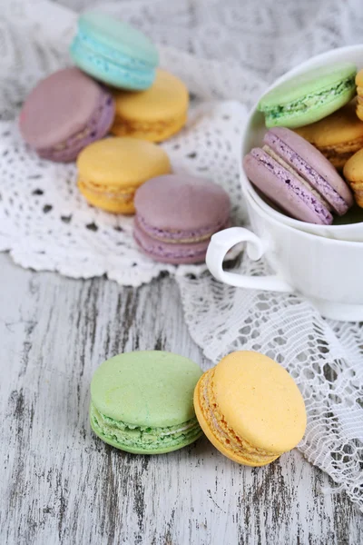 Macarons dans un bol sur table en bois close-up — Photo