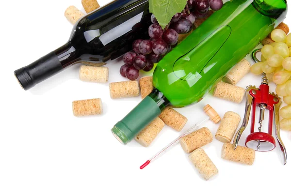 Şişe şarap, üzüm ve mantarlar, üzerinde beyaz izole — Stok fotoğraf
