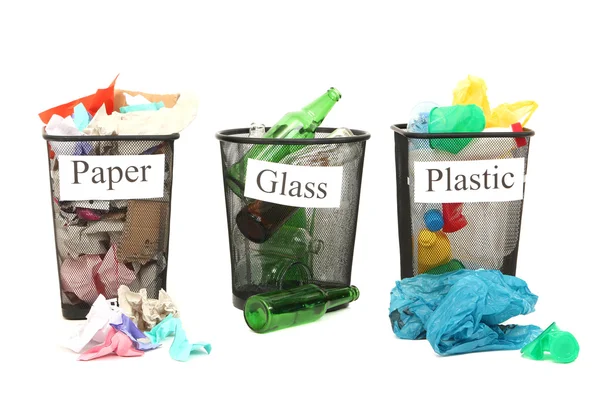 Cubos para la clasificación de residuos aislados en blanco —  Fotos de Stock