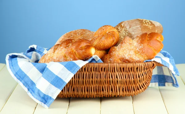 Sammensetning med brød og ruller på trebord, på fargebakgrunn – stockfoto