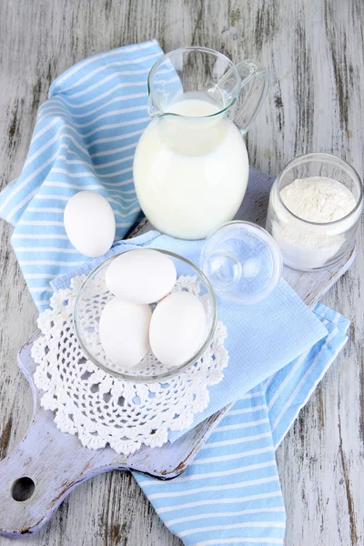 Ingredients for dough on wooden table close-up — Stock Photo, Image