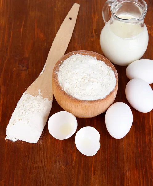 Ingredientes para massa de farinha em mesa de madeira close-up — Fotografia de Stock