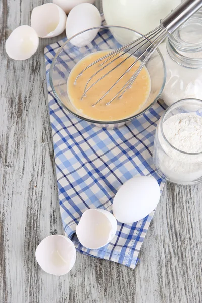 Ingredience na těsto na dřevěný stůl detail — Stock fotografie