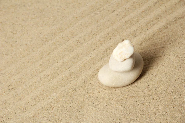 Zen garden with raked sand and round stones close up — Stock Photo, Image