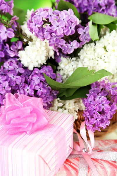 Hermosas flores lila con regalos, de cerca —  Fotos de Stock