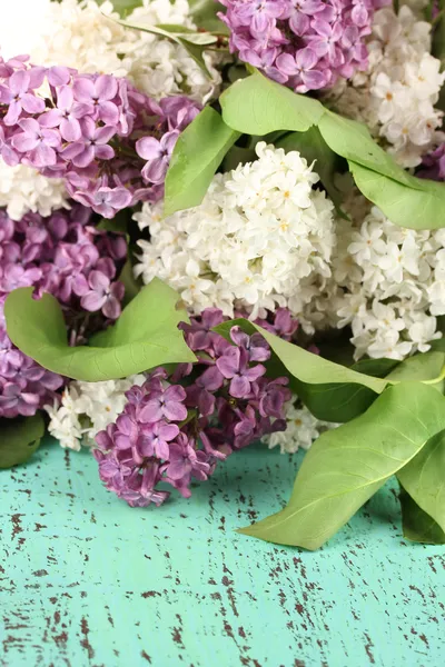 Vackra lila blommor, på färg trä bakgrund — Stockfoto