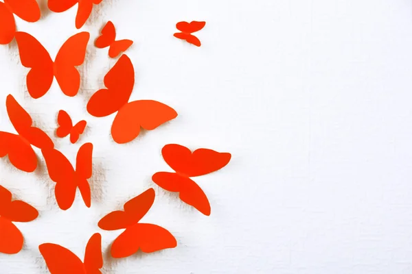 Бумажные бабочки летают по стене в разных направлениях — стоковое фото