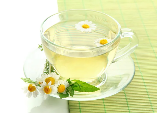 Tasse de tisane aux camomilles sauvages et à la menthe, isolée sur fond blanc — Photo