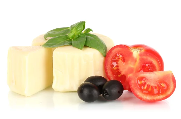 Sýr mozzarella, bazalka a zelenina izolovaných na bílém — Stock fotografie