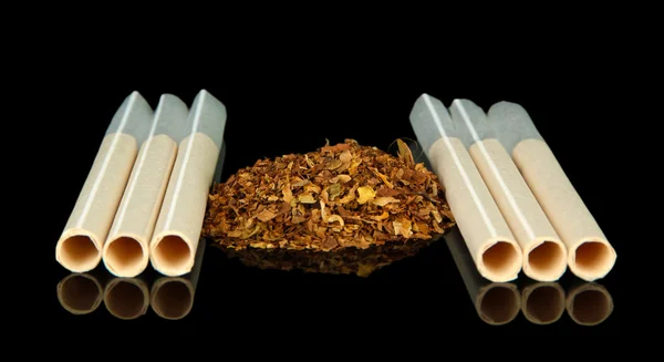 Tabac et tubes à cigarettes vides, isolés sur du noir — Photo
