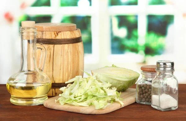 Groene kool, olie, specerijen op snijplank, op een heldere achtergrond — Stockfoto