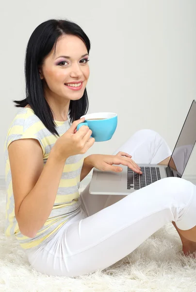 Schöne junge Frau sitzt mit Notizbuch im Zimmer — Stockfoto