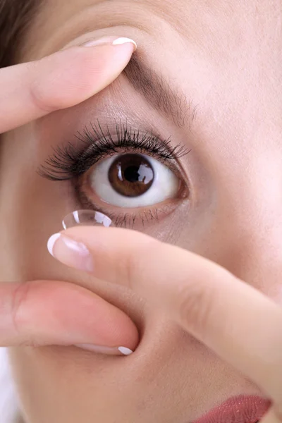 Mujer joven poniendo lentes de contacto en su ojo de cerca — Foto de Stock