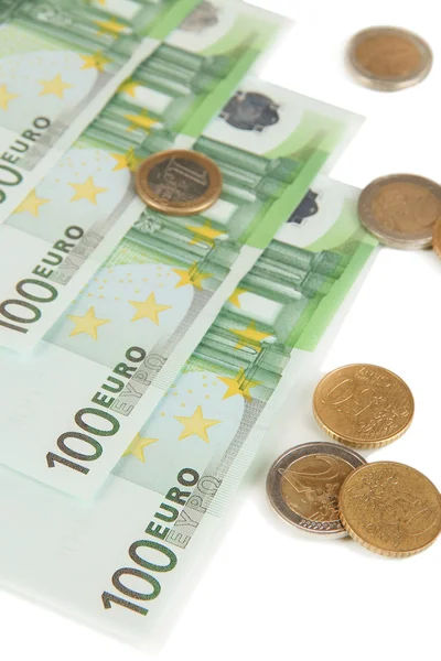 ユーロ紙幣とユーロ セント白で隔離されます。 — ストック写真
