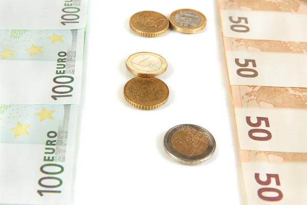 Банкноты евро и центы евро изолированы на белом — стоковое фото