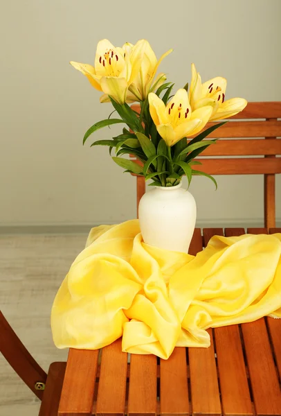 Mooi oranje lelies in vaas op houten tafel — Stockfoto